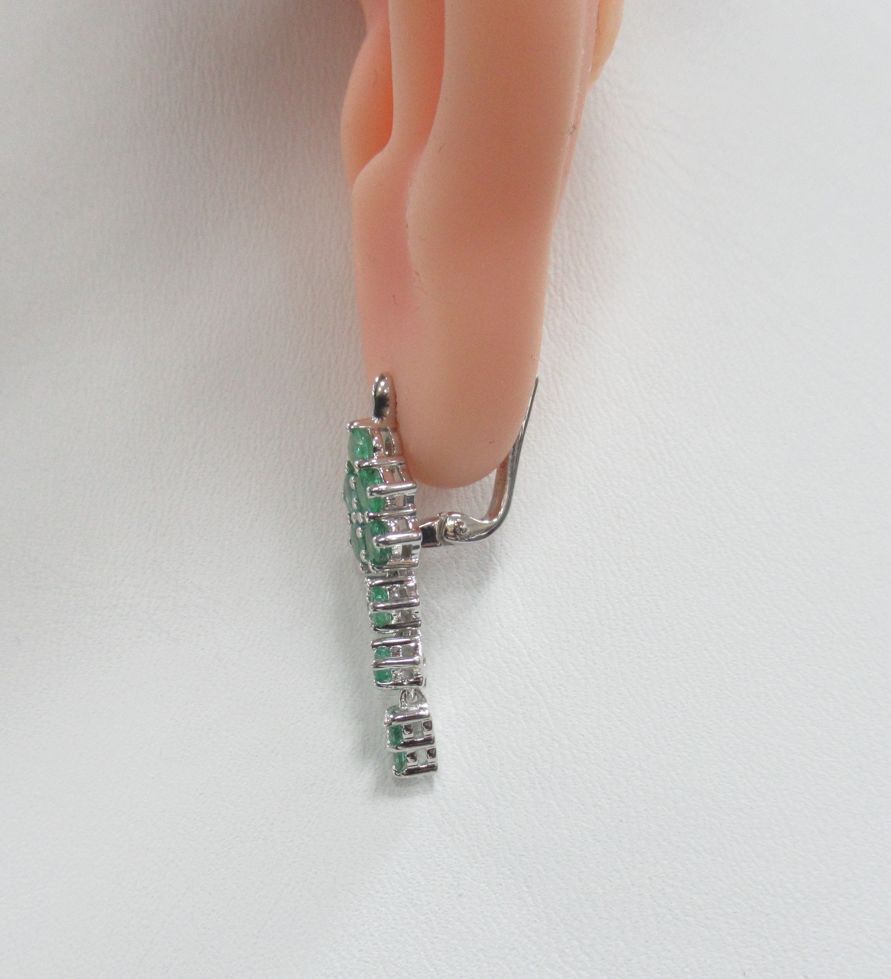 Серебряные серьги с изумрудами